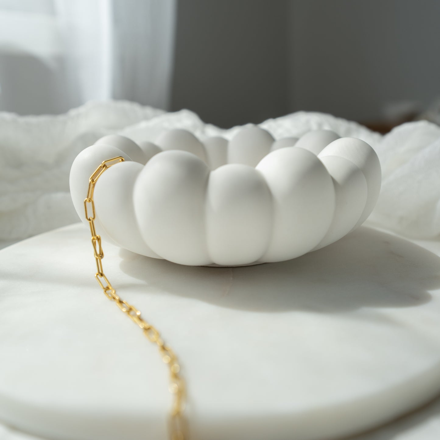 ästhetische Dekoschale, handgegossene Schmuckschale, minimalistische Ringschale, Coffeetable Deko, stilvolle Wohnaccessoires, Interior Inspiration, Handmade Home Decor, moderne Dekoidee, Unikat für Zuhause, modern, Schmuckaufbewahrung Design, eleganter Minimalismus, dekorative Ablageschale, natürliche Materialien, Instagram Interior, Pinterest Style, Slow Living, handgemachte Dekoration, liebevoll handgefertigt, nachhaltiges Design, Geschenk, Wolkenform, neutral