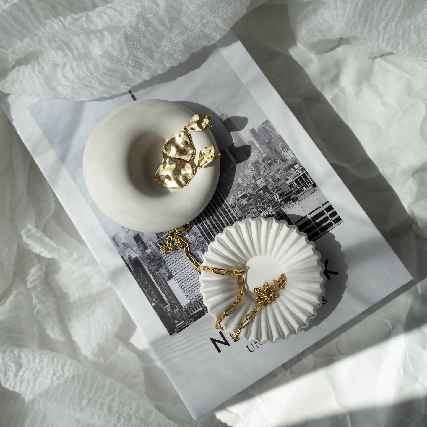 ästhetische Dekoschale, handgegossene Schmuckschale, minimalistische Ringschale, Coffeetable Deko, stilvolle Wohnaccessoires, Interior Inspiration, Handmade Home Decor, moderne Dekoidee, Unikat für Zuhause, Deko Schale modern, Schmuckaufbewahrung Design, eleganter Minimalismus, dekorative Ablageschale, natürliche Materialien, Instagram Interior, Pinterest Style, Slow Living, handgemachte Dekoration, liebevoll handgefertigt, nachhaltiges Design, Geschenk, neutral