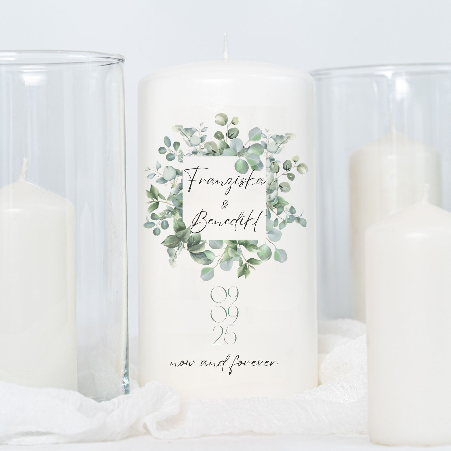 Moderne Hochzeitskerze in grün mit Eukalyptus für romantische Hochzeiten