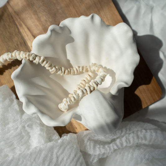 ästhetische Dekoschale, Muschelschale, handgegossene Schmuckschale, minimalistische Ringschale, Coffeetable Deko, stilvolle Wohnaccessoires, Interior Inspiration, Handmade Home Decor, moderne Dekoidee, Unikat für Zuhause, modern, Schmuckaufbewahrung Design, eleganter Minimalismus, dekorative Ablageschale, natürliche Materialien, Instagram Interior, Pinterest Style, Slow Living, handgemachte Dekoration, liebevoll handgefertigt, nachhaltiges Design, Geschenk, Muschel groß, neutral