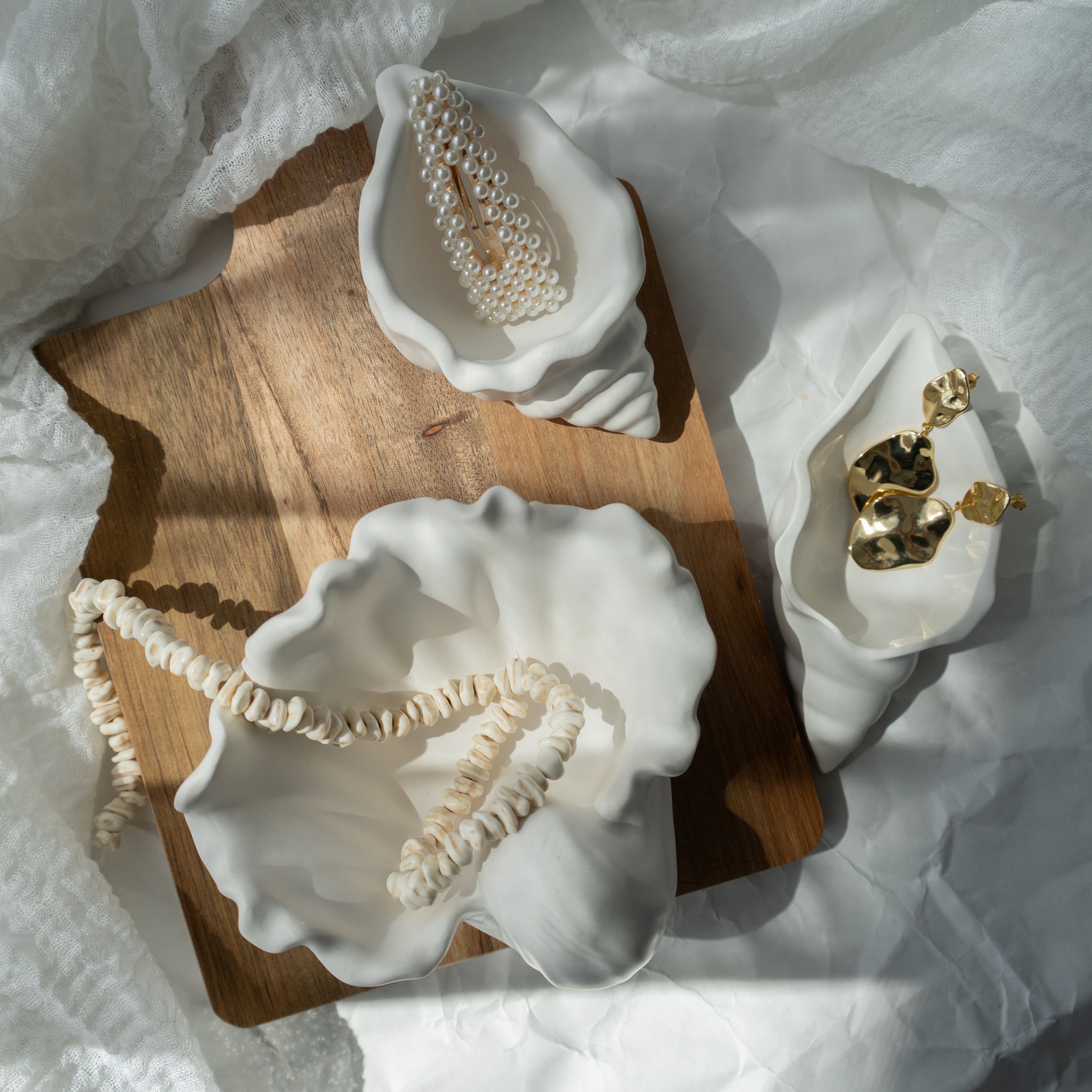 ästhetische Dekoschale, Muschelschale, handgegossene Schmuckschale, minimalistische Ringschale, Coffeetable Deko, stilvolle Wohnaccessoires, Interior Inspiration, Handmade Home Decor, moderne Dekoidee, Unikat für Zuhause, Deko Schale modern, Schmuckaufbewahrung Design, eleganter Minimalismus, dekorative Ablageschale, natürliche Materialien, Instagram Interior, Pinterest Style, Slow Living, handgemachte Dekoration, liebevoll handgefertigt, nachhaltiges Design, Geschenk, Muscheln, neutral