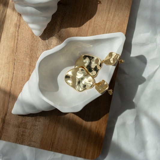 ästhetische Dekoschale, Muschelschale, handgegossene Schmuckschale, minimalistische Ringschale, Coffeetable Deko, stilvolle Wohnaccessoires, Interior Inspiration, Handmade Home Decor, moderne Dekoidee, Unikat für Zuhause, Deko Schale modern, Schmuckaufbewahrung Design, eleganter Minimalismus, dekorative Ablageschale, natürliche Materialien, Instagram Interior, Pinterest Style, Slow Living, handgemachte Dekoration, liebevoll handgefertigt, nachhaltiges Design, Geschenk, Muschel