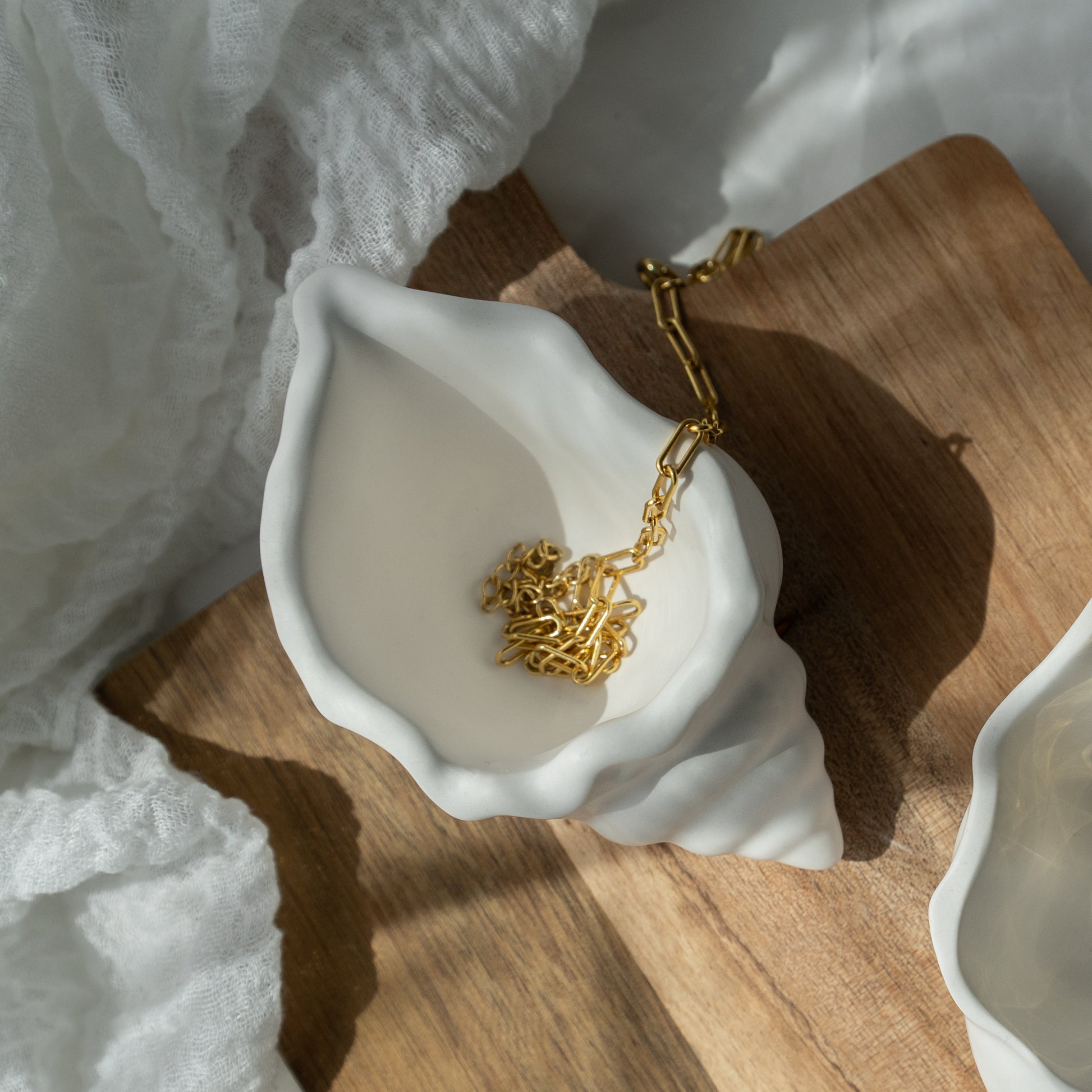 ästhetische Dekoschale, Muschel, handgegossene Schmuckschale, minimalistische Ringschale, Coffeetable Deko, stilvolle Wohnaccessoires, Interior Inspiration, Handmade Home Decor, moderne Dekoidee, Unikat für Zuhause, Deko Schale modern, Schmuckaufbewahrung Design, eleganter Minimalismus, dekorative Ablageschale, natürliche Materialien, Instagram Interior, Pinterest Style, Slow Living, handgemachte Dekoration, liebevoll handgefertigt, nachhaltiges Design, Geschenk, Muschelschale