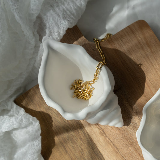 ästhetische Dekoschale, Muschel, handgegossene Schmuckschale, minimalistische Ringschale, Coffeetable Deko, stilvolle Wohnaccessoires, Interior Inspiration, Handmade Home Decor, moderne Dekoidee, Unikat für Zuhause, Deko Schale modern, Schmuckaufbewahrung Design, eleganter Minimalismus, dekorative Ablageschale, natürliche Materialien, Instagram Interior, Pinterest Style, Slow Living, handgemachte Dekoration, liebevoll handgefertigt, nachhaltiges Design, Geschenk, Muschelschale