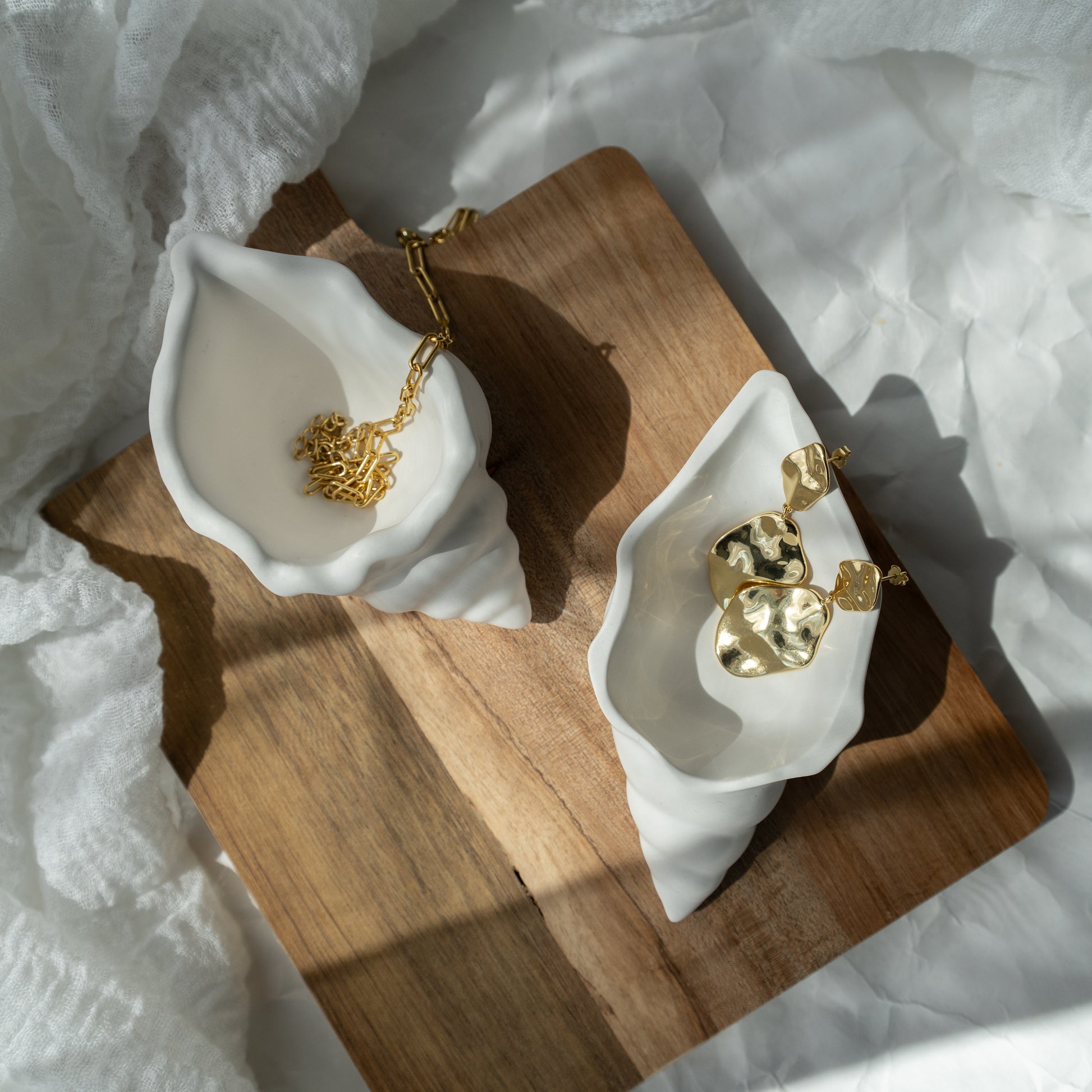 ästhetische Dekoschale, Muschelschale, handgegossene Schmuckschale, minimalistische Ringschale, Coffeetable Deko, stilvolle Wohnaccessoires, Interior Inspiration, Handmade Home Decor, moderne Dekoidee, Unikat für Zuhause, Deko Schale modern, Schmuckaufbewahrung Design, eleganter Minimalismus, dekorative Ablageschale, natürliche Materialien, Instagram Interior, Pinterest Style, Slow Living, handgemachte Dekoration, liebevoll handgefertigt, nachhaltiges Design, Geschenk, Muscheln