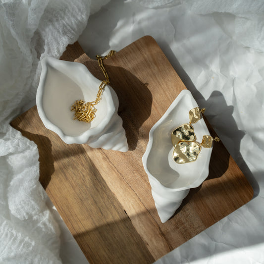 ästhetische Dekoschale, Muschelschale, handgegossene Schmuckschale, minimalistische Ringschale, Coffeetable Deko, stilvolle Wohnaccessoires, Interior Inspiration, Handmade Home Decor, moderne Dekoidee, Unikat für Zuhause, Deko Schale modern, Schmuckaufbewahrung Design, eleganter Minimalismus, dekorative Ablageschale, natürliche Materialien, Instagram Interior, Pinterest Style, Slow Living, handgemachte Dekoration, liebevoll handgefertigt, nachhaltiges Design, Geschenk, Muscheln