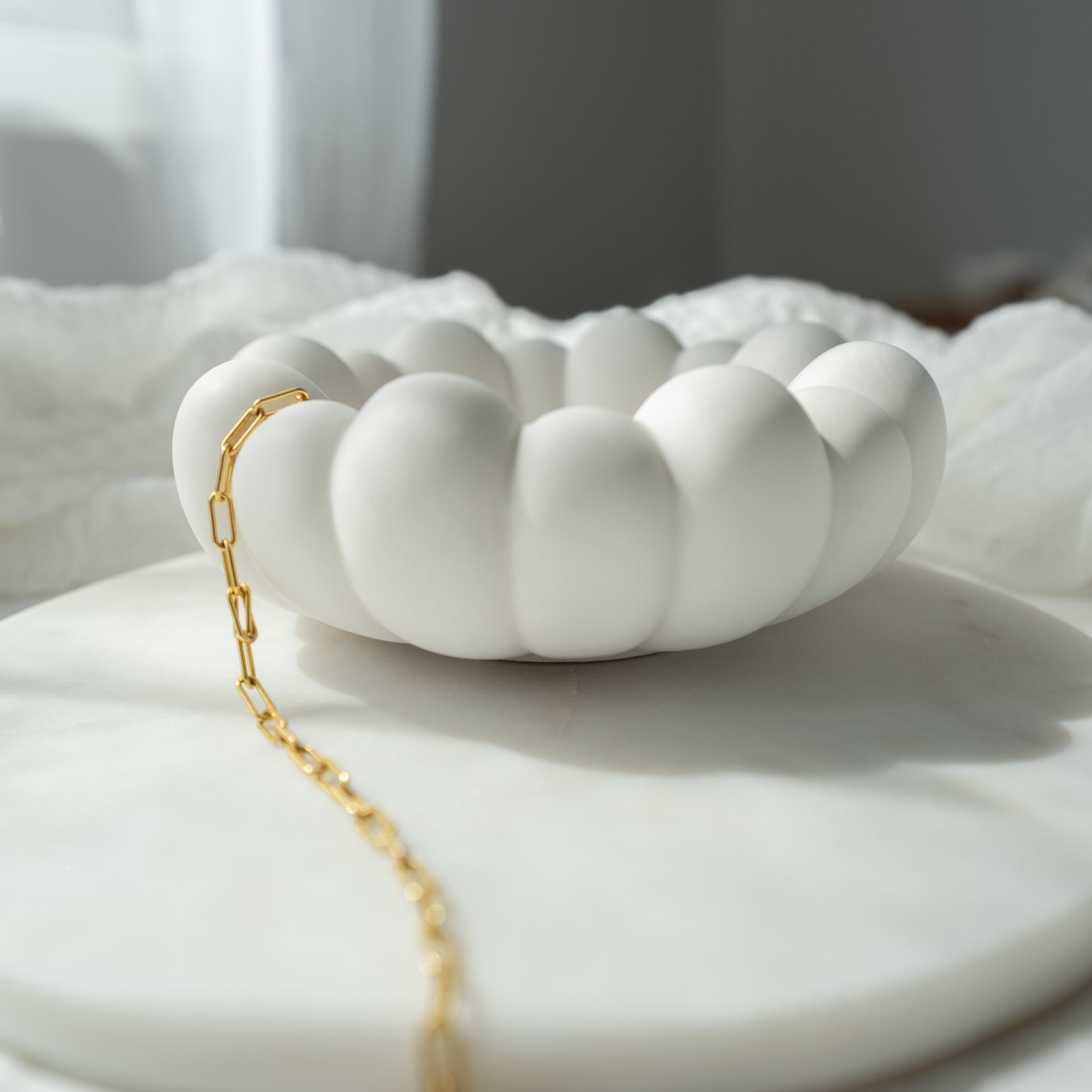 ästhetische Dekoschale, handgegossene Schmuckschale, minimalistische Ringschale, Coffeetable Deko, stilvolle Wohnaccessoires, Interior Inspiration, Handmade Home Decor, moderne Dekoidee, Unikat für Zuhause, modern, Schmuckaufbewahrung Design, eleganter Minimalismus, dekorative Ablageschale, natürliche Materialien, Instagram Interior, Pinterest Style, Slow Living, handgemachte Dekoration, liebevoll handgefertigt, nachhaltiges Design, Geschenk, Wolkenform, neutral