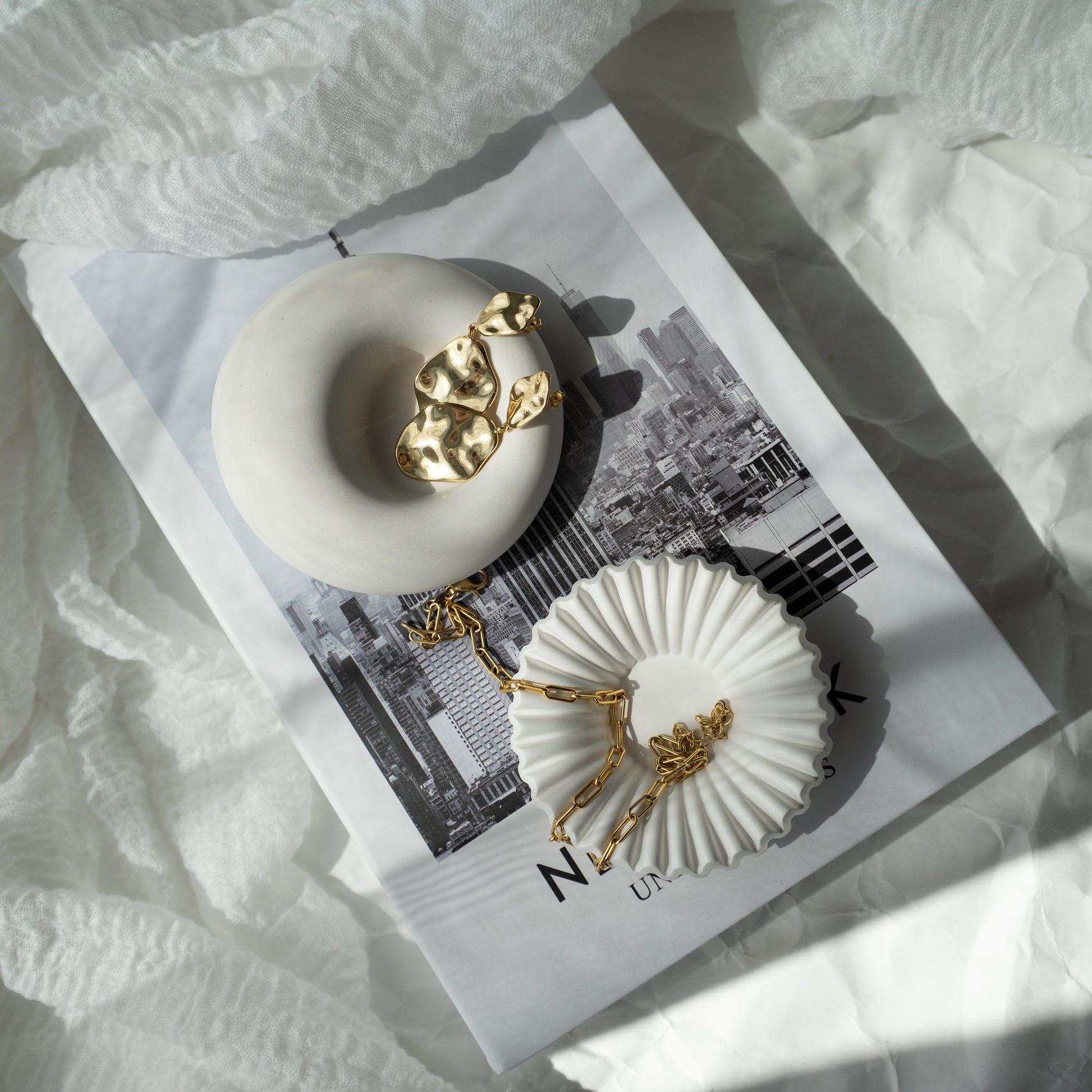 ästhetische Dekoschale, handgegossene Schmuckschale, minimalistische Ringschale, Coffeetable Deko, stilvolle Wohnaccessoires, Interior Inspiration, Handmade Home Decor, moderne Dekoidee, Unikat für Zuhause, Deko Schale modern, Schmuckaufbewahrung Design, eleganter Minimalismus, dekorative Ablageschale, natürliche Materialien, Instagram Interior, Pinterest Style, Slow Living, handgemachte Dekoration, liebevoll handgefertigt, nachhaltiges Design, Geschenk, neutral