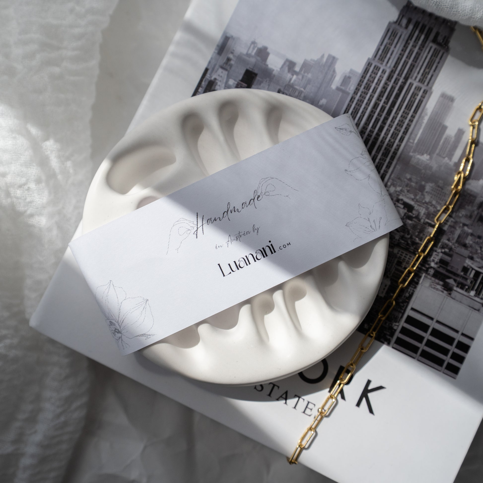 ästhetische Dekoschale, handgegossene Schmuckschale, minimalistische Ringschale, Coffeetable Deko, stilvolle Wohnaccessoires, Interior Inspiration, Handmade Home Decor, moderne Dekoidee, Unikat für Zuhause, modern, Schmuckaufbewahrung Design, eleganter Minimalismus, dekorative Ablageschale, natürliche Materialien, Instagram Interior, Pinterest Style, Slow Living, handgemachte Dekoration, liebevoll handgefertigt, nachhaltiges Design, Geschenk, neutral