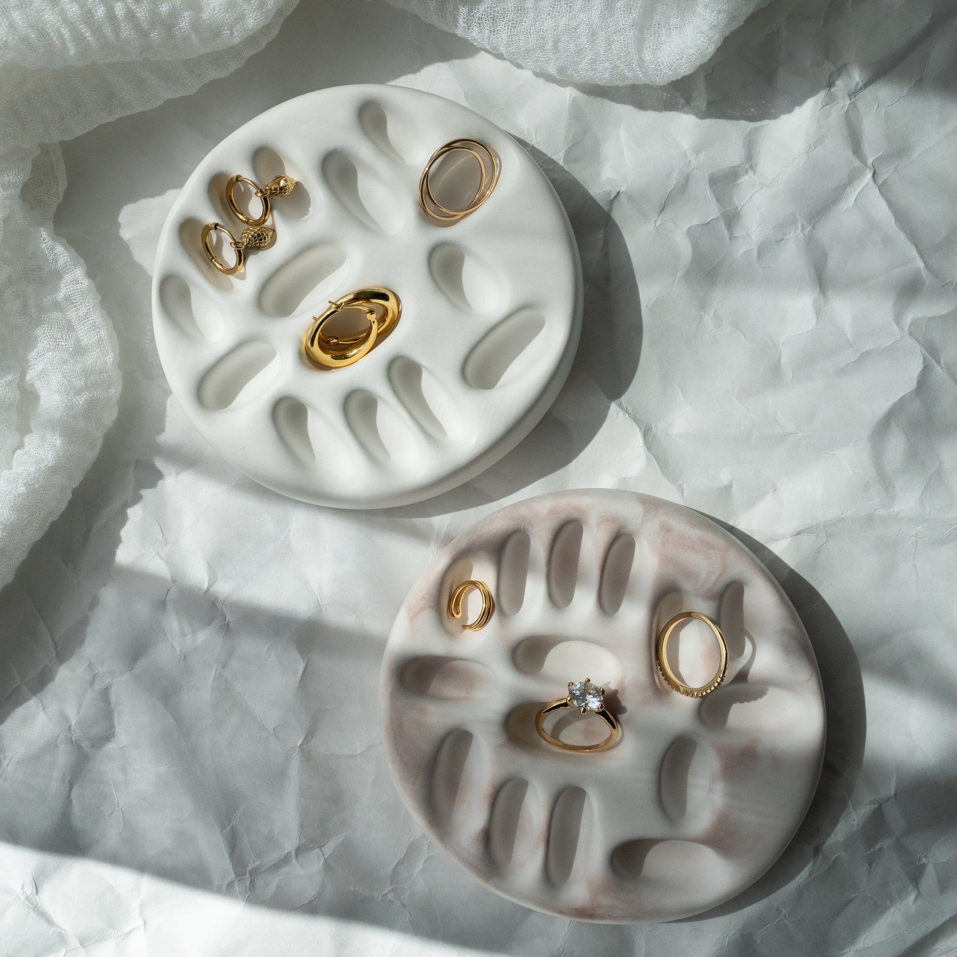 ästhetische Dekoschale, handgegossene Schmuckschale, minimalistische Ringschale, Coffeetable Deko, stilvolle Wohnaccessoires, Interior Inspiration, Handmade Home Decor, moderne Dekoidee, Unikat für Zuhause, modern, Schmuckaufbewahrung Design, eleganter Minimalismus, dekorative Ablageschale, natürliche Materialien, Instagram Interior, Pinterest Style, Slow Living, handgemachte Dekoration, liebevoll handgefertigt, nachhaltiges Design, Geschenk, neutral