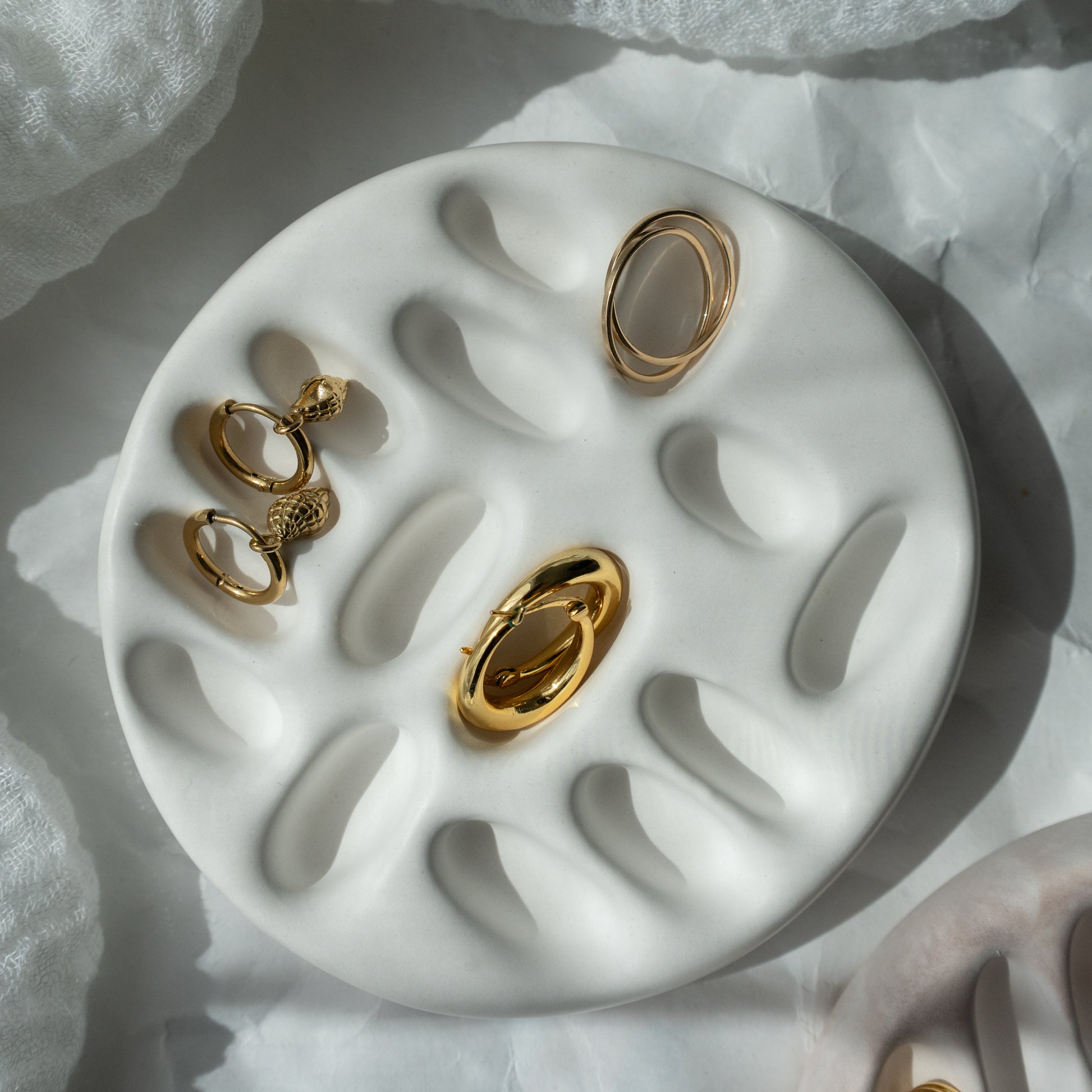 ästhetische Dekoschale, handgegossene Schmuckschale, minimalistische Ringschale, Coffeetable Deko, stilvolle Wohnaccessoires, Interior Inspiration, Handmade Home Decor, moderne Dekoidee, Unikat für Zuhause, modern, Schmuckaufbewahrung Design, eleganter Minimalismus, dekorative Ablageschale, natürliche Materialien, Instagram Interior, Pinterest Style, Slow Living, handgemachte Dekoration, liebevoll handgefertigt, nachhaltiges Design, Geschenk, neutral