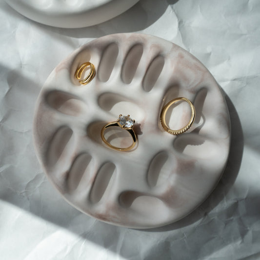 ästhetische Dekoschale, handgegossene Schmuckschale, minimalistische Ringschale, Coffeetable Deko, stilvolle Wohnaccessoires, Interior Inspiration, Handmade Home Decor, moderne Dekoidee, Unikat für Zuhause, Deko Schale modern, Schmuckaufbewahrung Design, eleganter Minimalismus, dekorative Ablageschale, natürliche Materialien, Instagram Interior, Pinterest Style, Slow Living, handgemachte Dekoration, liebevoll handgefertigt, nachhaltiges Design, Geschenk, neutral