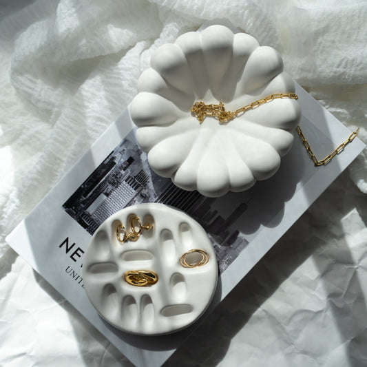 ästhetische Dekoschale, handgegossene Schmuckschale, minimalistische Ringschale, Coffeetable Deko, stilvolle Wohnaccessoires, Interior Inspiration, Handmade Home Decor, moderne Dekoidee, Unikat für Zuhause, modern, Schmuckaufbewahrung Design, eleganter Minimalismus, dekorative Ablageschale, natürliche Materialien, Instagram Interior, Pinterest Style, Slow Living, handgemachte Dekoration, liebevoll handgefertigt, nachhaltiges Design, Geschenk, neutral, Wolkenform